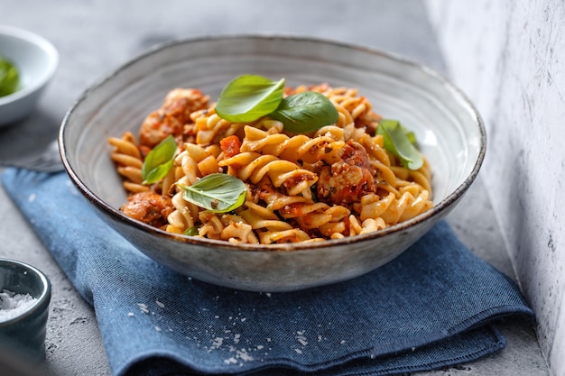 Pasta con salsa di pomodoro servita in ciotola