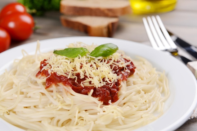 Pasta con salsa di pomodoro sul piatto a tavola