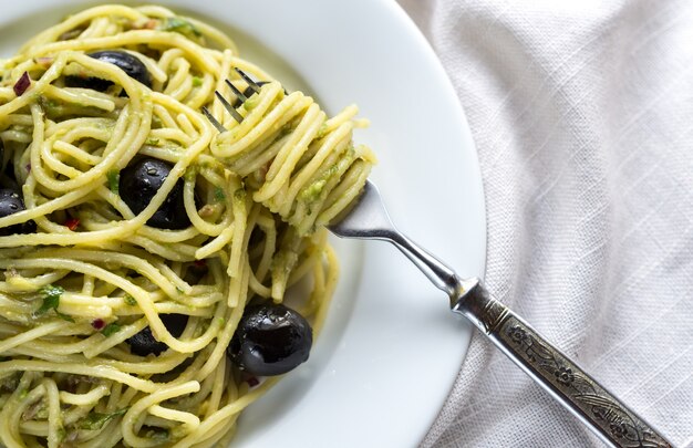 Pasta con salsa guacamole e olive nere