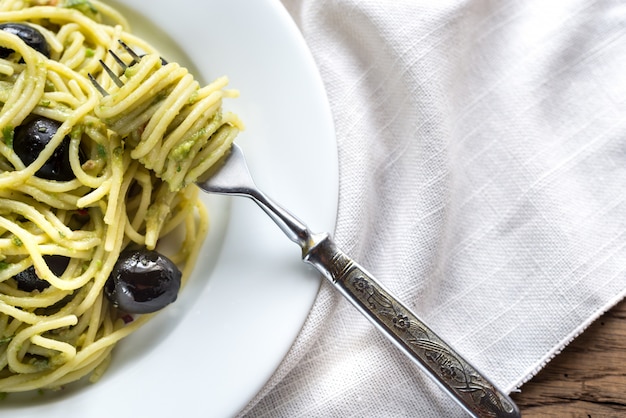 Pasta con salsa guacamole e olive nere