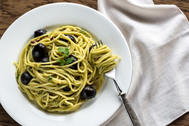 Pasta con salsa guacamole e olive nere