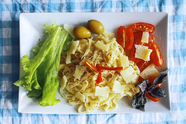 Pasta con salsa sul tavolo