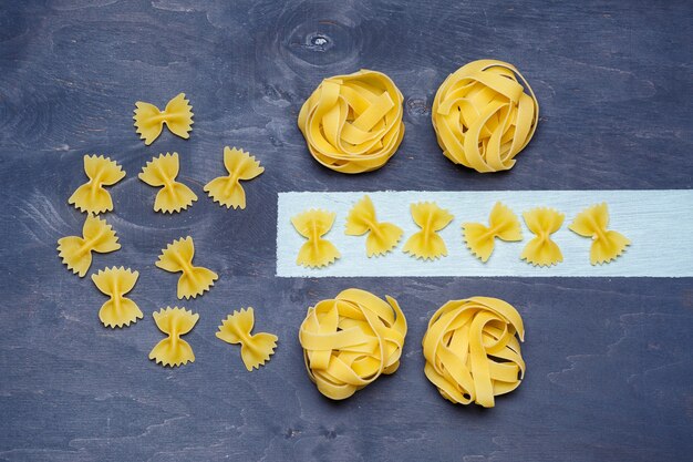 Pasta con semola di grano duro. Cibo per vegani. Una corretta alimentazione, cibo sano. Sfondo grigio