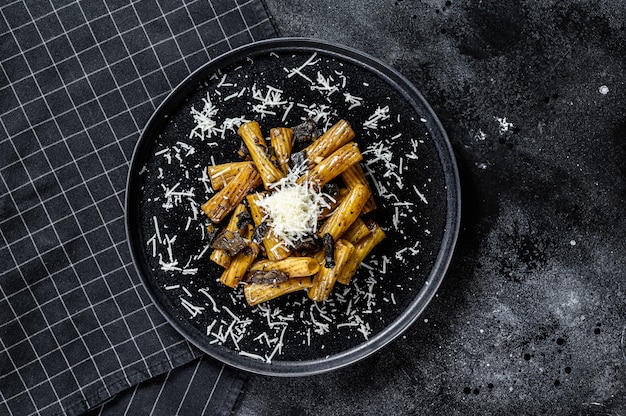 Pasta con tartufo nero, funghi bianchi e parmigiano