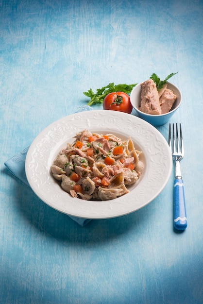 Pasta con tonno e pomodorini freschi