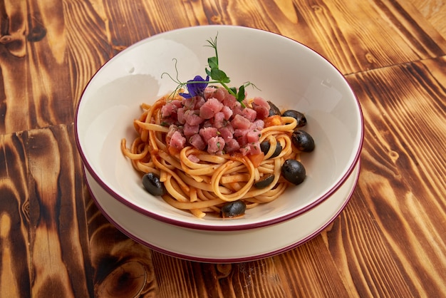 Pasta con tonno e salsa