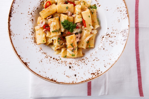 Pasta con tonno, peperoncino e prezzemolo