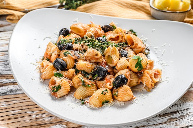 Pasta con tonno, pomodori, aglio e olive nere