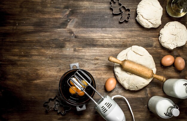 Pasta con vari ingredienti sulla tavola di legno.