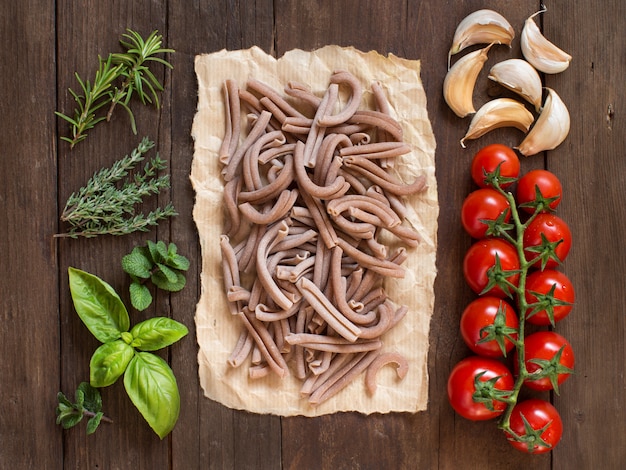 Pasta con verdure ed erbe aromatiche sul tavolo