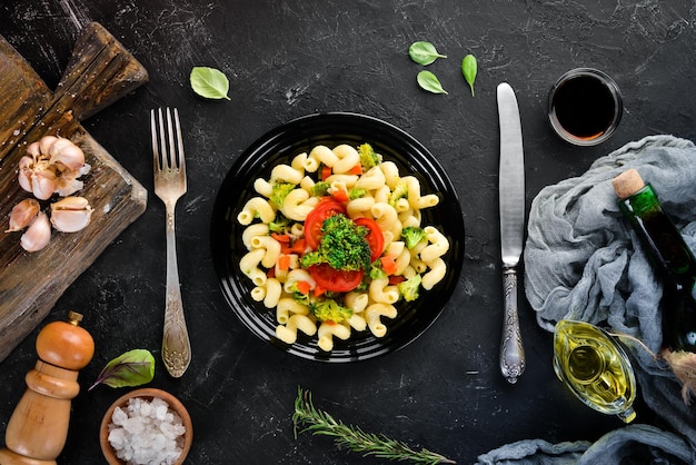 Pasta con verdure Su sfondo nero Vista dall'alto Spazio libero per il testo