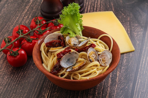 Pasta con vongole e pomodoro secco