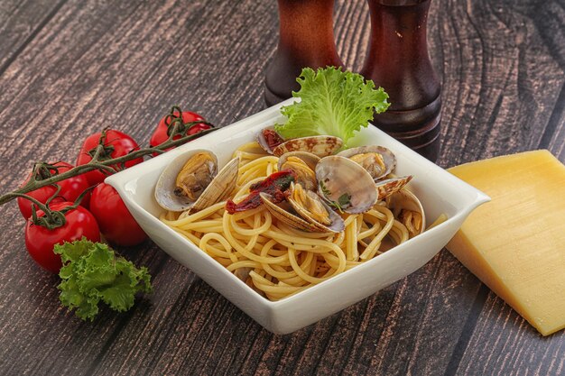 Pasta con vongole e pomodoro