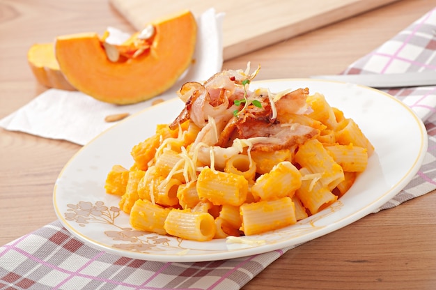 Pasta con zucca, liquore e pancetta