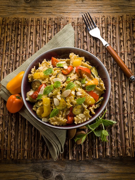 Pasta con zucchine peperoni e mandorle a lamelle