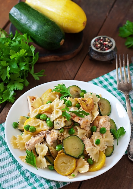 Pasta con zucchine, pollo e piselli