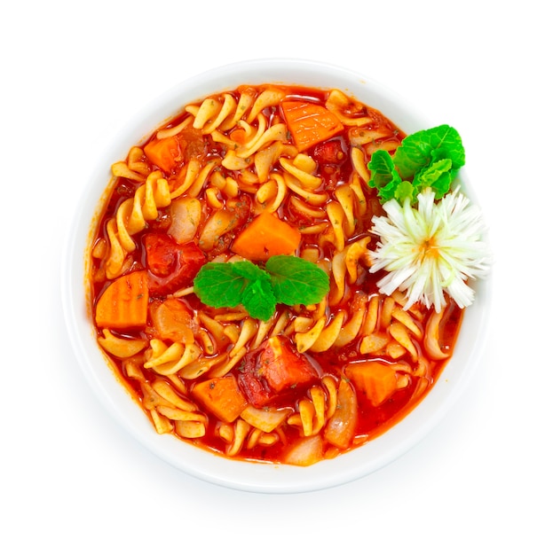 Pasta con Zuppa di Pomodoro Cucina italiana stile fusion decorazione porro intagliato e verdure