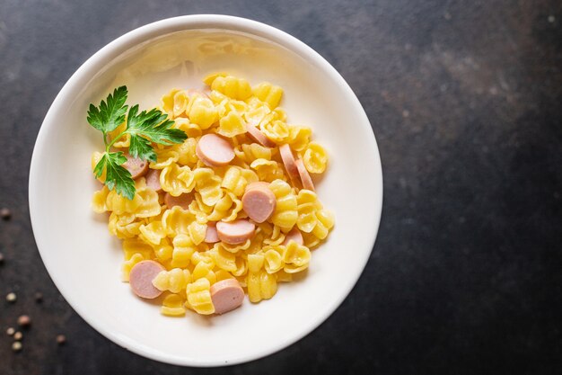 Pasta Conchiglie Insalata Di Cetrioli Salsicce Verdure