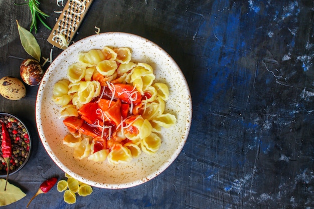 pasta Conchiglie, salsa di pomodoro Orecchiette e salsicce