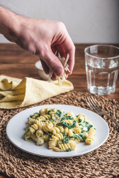 Pasta cremosa con spinaci e ricotta