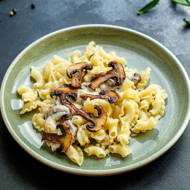 Pasta creste di galla con funghi e panna