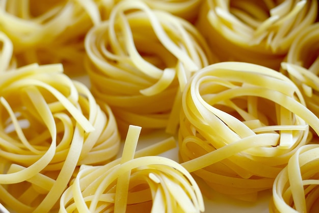 Pasta cruda a forma di primo piano del nido Cucina italiana