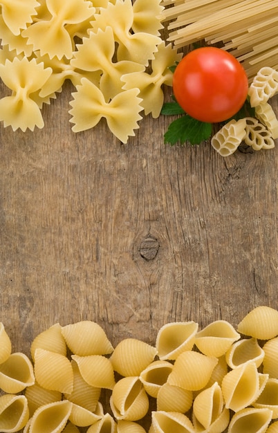 Pasta cruda a struttura di legno