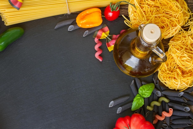 Pasta cruda con ingridienti a bordo nero