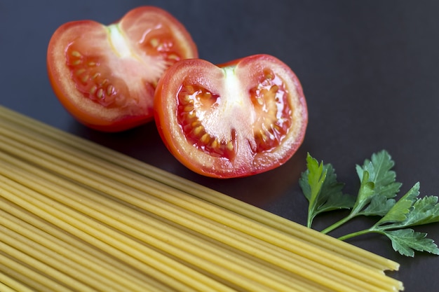 Pasta cruda con pomodori.