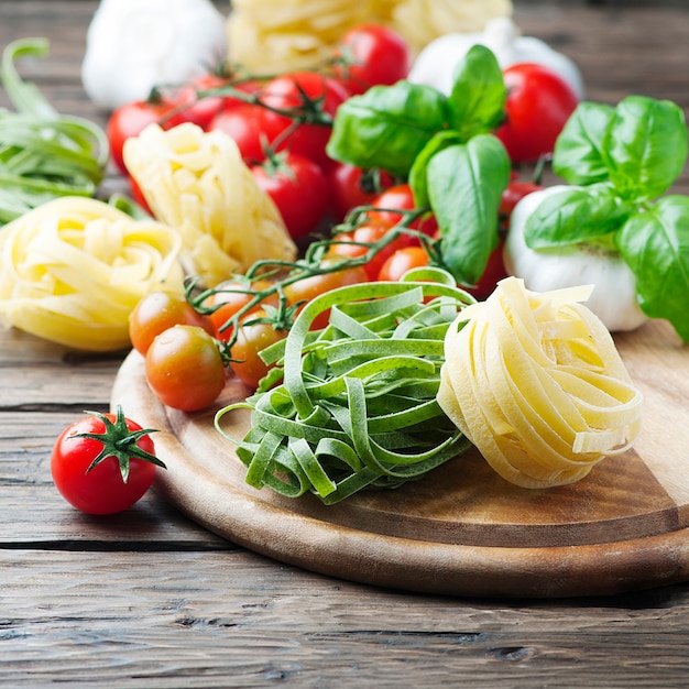 Pasta cruda con pomodoro e basilico