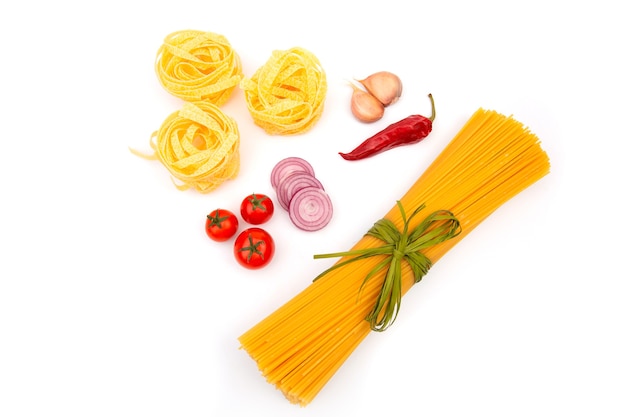 Pasta cruda con vista dall'alto di ingredienti