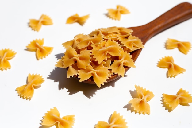 Pasta cruda del farfallino su fondo bianco