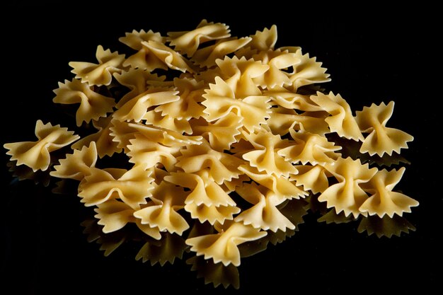 Pasta cruda di Farfalle su fondo nero