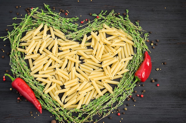 Pasta cruda disposta a forma di cuore.