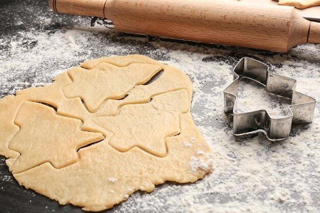 Pasta cruda e biscotti di Natale in tavola