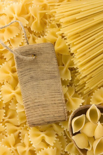 Pasta cruda e cartellino del prezzo