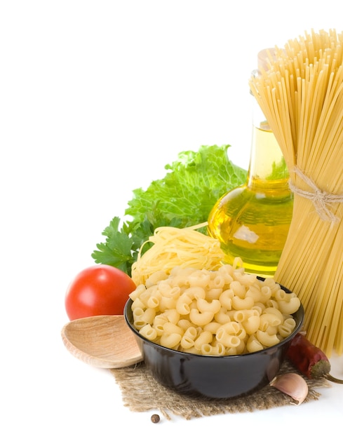 Pasta cruda e cibo sano isolato su bianco