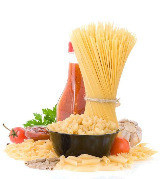 Pasta cruda e ingrediente alimentare isolato