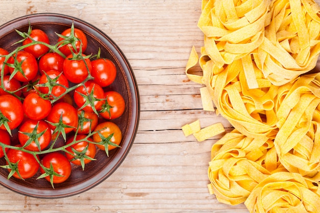 Pasta cruda e pomodori freschi