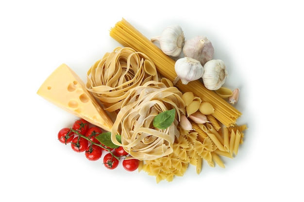 Pasta cruda ed ingredienti isolati su bianco