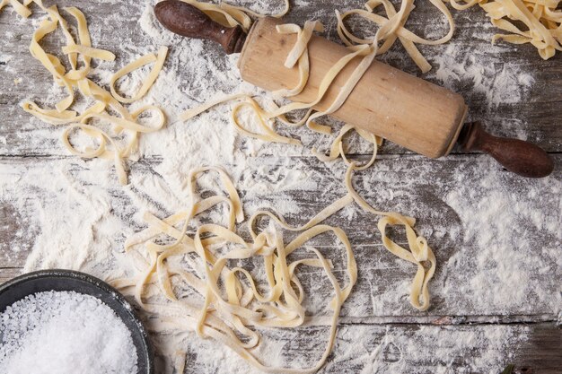 Pasta cruda fatta in casa con il mattarello