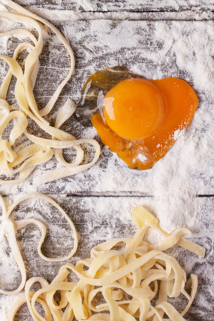 Pasta cruda fatta in casa con tuorlo d'uovo come cuore