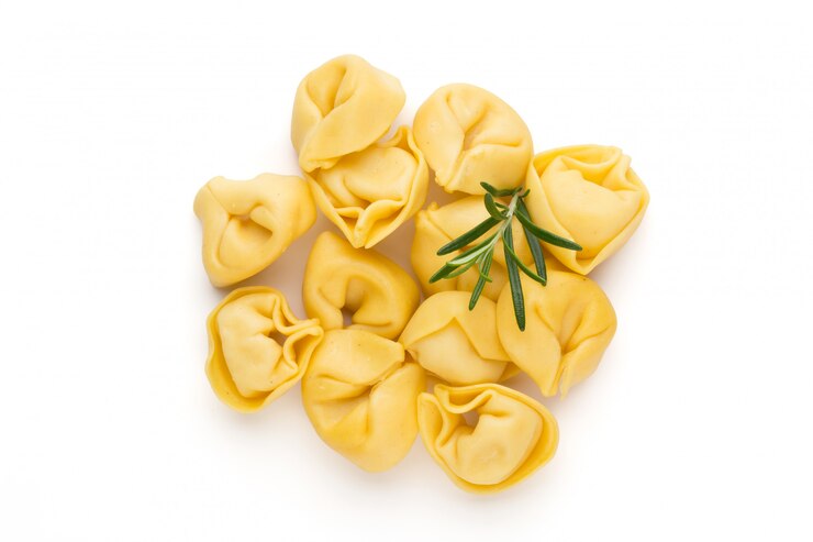 Foto pasta cruda fatta in casa, tortellini alle erbe.