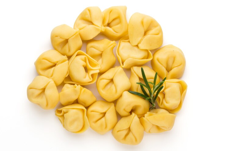 Foto pasta cruda fatta in casa, tortellini alle erbe.