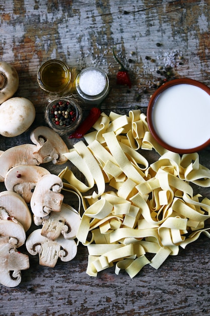 Pasta cruda, funghi prataioli, panna, spezie.