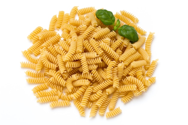 Pasta cruda fusilli isolata on white