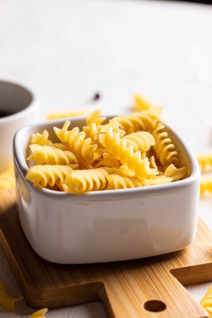 Pasta cruda in una ciotola