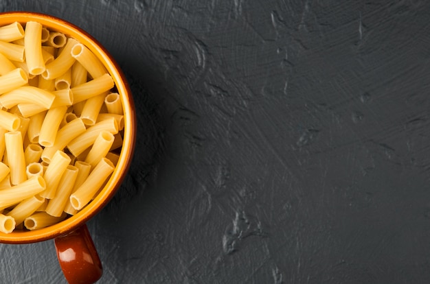 Pasta cruda in una pentola