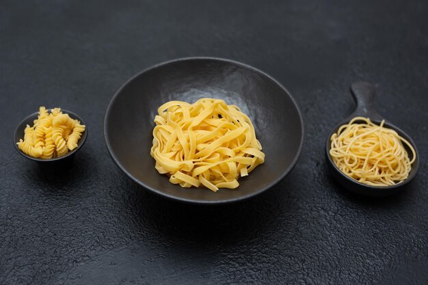 Pasta cruda isolata su una vista superiore del fondo nero