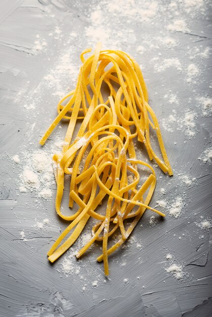 Pasta cruda italiana tradizionale con uova